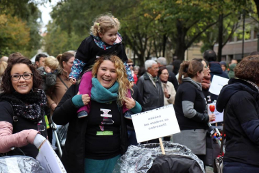 El grupo de madres y padres que reclaman la devolución del IRPF se ha manifestado este sábado en Pamplona para reclamar el IRPF por las bajas de maternidad.