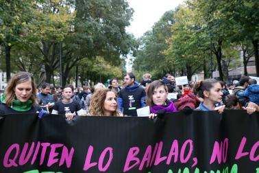 El grupo de madres y padres que reclaman la devolución del IRPF se ha manifestado este sábado en Pamplona para reclamar el IRPF por las bajas de maternidad.