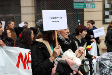 El grupo de madres y padres que reclaman la devolución del IRPF se ha manifestado este sábado en Pamplona para reclamar el IRPF por las bajas de maternidad.