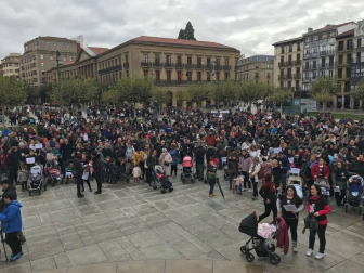 El grupo de madres y padres que reclaman la devolución del IRPF se ha manifestado este sábado en Pamplona para reclamar el IRPF por las bajas de maternidad.