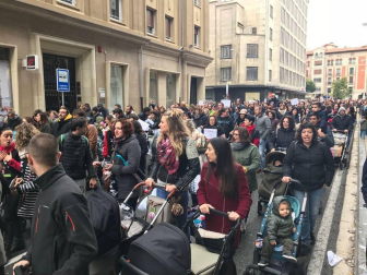 El grupo de madres y padres que reclaman la devolución del IRPF se ha manifestado este sábado en Pamplona para reclamar el IRPF por las bajas de maternidad.