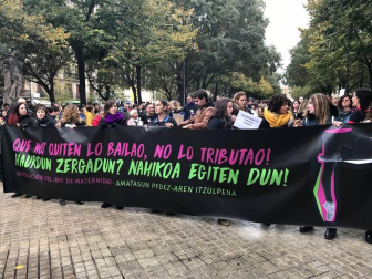 El grupo de madres y padres que reclaman la devolución del IRPF se ha manifestado este sábado en Pamplona para reclamar el IRPF por las bajas de maternidad.