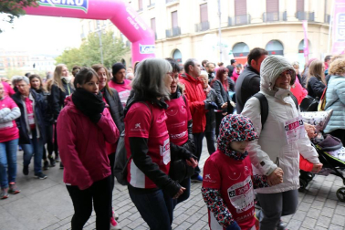 Más de 12.000 personas han participado este domingo en la VII carrera solidaria contra el cáncer de mama en Pamplona, organizada por Saray.