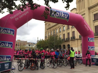 Más de 12.000 personas han participado este domingo en la VII carrera solidaria contra el cáncer de mama en Pamplona, organizada por Saray.