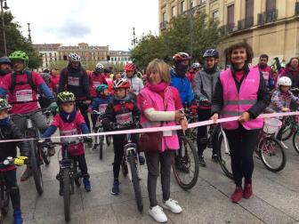 Más de 12.000 personas han participado este domingo en la VII carrera solidaria contra el cáncer de mama en Pamplona, organizada por Saray.