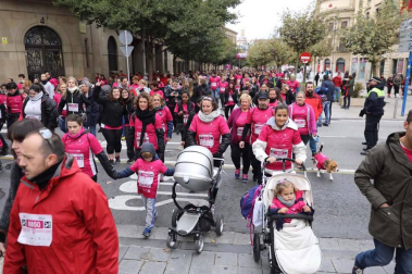 Más de 12.000 personas han participado este domingo en la VII carrera solidaria contra el cáncer de mama en Pamplona, organizada por Saray.