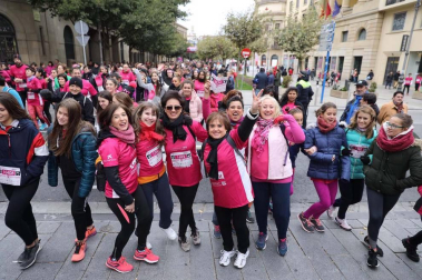 Más de 12.000 personas han participado este domingo en la VII carrera solidaria contra el cáncer de mama en Pamplona, organizada por Saray.