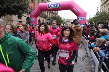 Más de 12.000 personas han participado este domingo en la VII carrera solidaria contra el cáncer de mama en Pamplona, organizada por Saray.