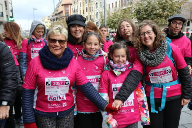 Más de 12.000 personas han participado este domingo en la VII carrera solidaria contra el cáncer de mama en Pamplona, organizada por Saray.