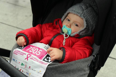 Más de 12.000 personas han participado este domingo en la VII carrera solidaria contra el cáncer de mama en Pamplona, organizada por Saray.