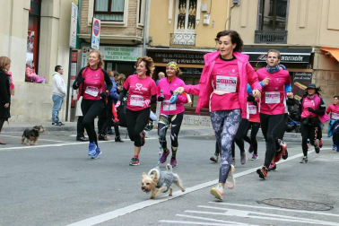 Más de 12.000 personas han participado este domingo en la VII carrera solidaria contra el cáncer de mama en Pamplona, organizada por Saray.