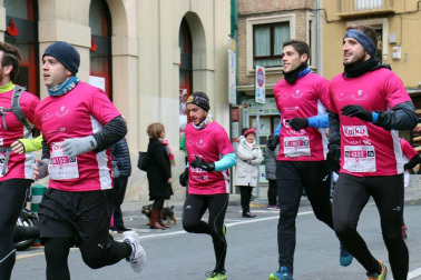 Más de 12.000 personas han participado este domingo en la VII carrera solidaria contra el cáncer de mama en Pamplona, organizada por Saray.