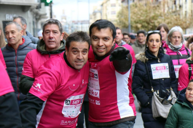 Más de 12.000 personas han participado este domingo en la VII carrera solidaria contra el cáncer de mama en Pamplona, organizada por Saray.