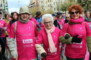 Más de 12.000 personas han participado este domingo en la VII carrera solidaria contra el cáncer de mama en Pamplona, organizada por Saray.