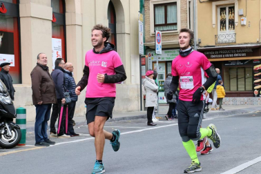 Más de 12.000 personas han participado este domingo en la VII carrera solidaria contra el cáncer de mama en Pamplona, organizada por Saray.
