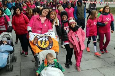 Más de 12.000 personas han participado este domingo en la VII carrera solidaria contra el cáncer de mama en Pamplona, organizada por Saray.