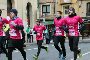 Más de 12.000 personas han participado este domingo en la VII carrera solidaria contra el cáncer de mama en Pamplona, organizada por Saray.