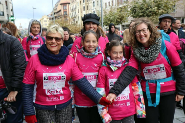 Más de 12.000 personas han participado este domingo en la VII carrera solidaria contra el cáncer de mama en Pamplona, organizada por Saray.