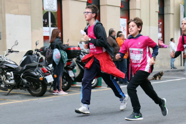 Más de 12.000 personas han participado este domingo en la VII carrera solidaria contra el cáncer de mama en Pamplona, organizada por Saray.