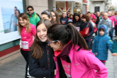 Más de 12.000 personas han participado este domingo en la VII carrera solidaria contra el cáncer de mama en Pamplona, organizada por Saray.