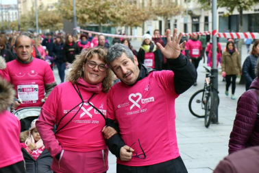 Más de 12.000 personas han participado este domingo en la VII carrera solidaria contra el cáncer de mama en Pamplona, organizada por Saray.