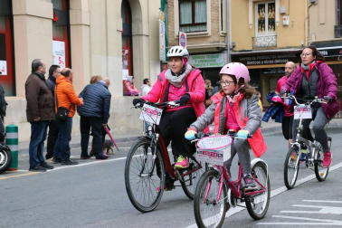 Más de 12.000 personas han participado este domingo en la VII carrera solidaria contra el cáncer de mama en Pamplona, organizada por Saray.