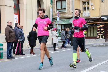 Más de 12.000 personas han participado este domingo en la VII carrera solidaria contra el cáncer de mama en Pamplona, organizada por Saray.