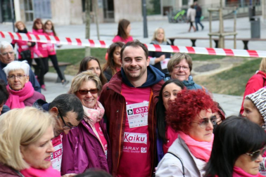 Más de 12.000 personas han participado este domingo en la VII carrera solidaria contra el cáncer de mama en Pamplona, organizada por Saray.