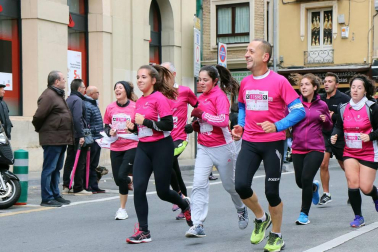 Más de 12.000 personas han participado este domingo en la VII carrera solidaria contra el cáncer de mama en Pamplona, organizada por Saray.