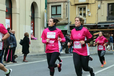 Más de 12.000 personas han participado este domingo en la VII carrera solidaria contra el cáncer de mama en Pamplona, organizada por Saray.