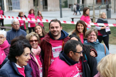 Más de 12.000 personas han participado este domingo en la VII carrera solidaria contra el cáncer de mama en Pamplona, organizada por Saray.