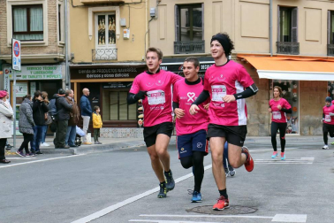 Más de 12.000 personas han participado este domingo en la VII carrera solidaria contra el cáncer de mama en Pamplona, organizada por Saray.