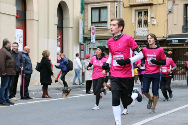 Más de 12.000 personas han participado este domingo en la VII carrera solidaria contra el cáncer de mama en Pamplona, organizada por Saray.