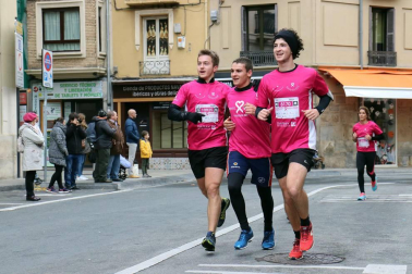 Más de 12.000 personas han participado este domingo en la VII carrera solidaria contra el cáncer de mama en Pamplona, organizada por Saray.