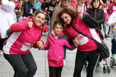 Más de 12.000 personas han participado este domingo en la VII carrera solidaria contra el cáncer de mama en Pamplona, organizada por Saray.