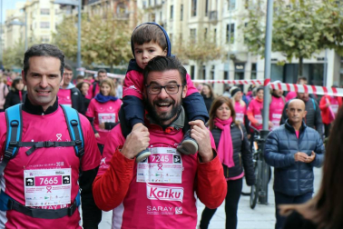 Más de 12.000 personas han participado este domingo en la VII carrera solidaria contra el cáncer de mama en Pamplona, organizada por Saray.