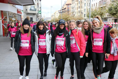 Más de 12.000 personas han participado este domingo en la VII carrera solidaria contra el cáncer de mama en Pamplona, organizada por Saray.