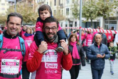 Más de 12.000 personas han participado este domingo en la VII carrera solidaria contra el cáncer de mama en Pamplona, organizada por Saray.