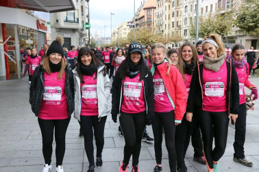 Más de 12.000 personas han participado este domingo en la VII carrera solidaria contra el cáncer de mama en Pamplona, organizada por Saray.