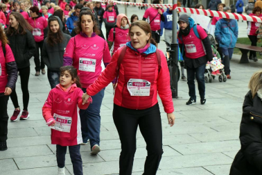 Más de 12.000 personas han participado este domingo en la VII carrera solidaria contra el cáncer de mama en Pamplona, organizada por Saray.