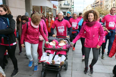 Más de 12.000 personas han participado este domingo en la VII carrera solidaria contra el cáncer de mama en Pamplona, organizada por Saray.