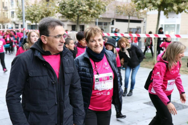 Más de 12.000 personas han participado este domingo en la VII carrera solidaria contra el cáncer de mama en Pamplona, organizada por Saray.