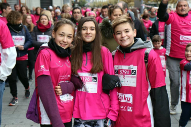 Más de 12.000 personas han participado este domingo en la VII carrera solidaria contra el cáncer de mama en Pamplona, organizada por Saray.