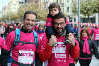 Más de 12.000 personas han participado este domingo en la VII carrera solidaria contra el cáncer de mama en Pamplona, organizada por Saray.