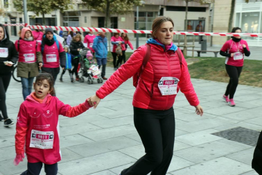 Más de 12.000 personas han participado este domingo en la VII carrera solidaria contra el cáncer de mama en Pamplona, organizada por Saray.