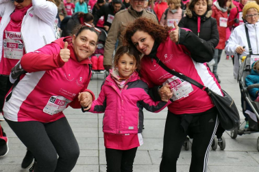 Más de 12.000 personas han participado este domingo en la VII carrera solidaria contra el cáncer de mama en Pamplona, organizada por Saray.