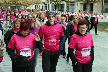 Más de 12.000 personas han participado este domingo en la VII carrera solidaria contra el cáncer de mama en Pamplona, organizada por Saray.