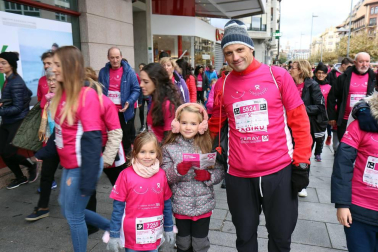 Más de 12.000 personas han participado este domingo en la VII carrera solidaria contra el cáncer de mama en Pamplona, organizada por Saray.