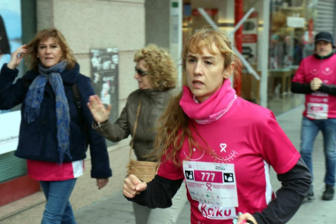 Más de 12.000 personas han participado este domingo en la VII carrera solidaria contra el cáncer de mama en Pamplona, organizada por Saray.