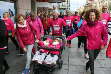 Más de 12.000 personas han participado este domingo en la VII carrera solidaria contra el cáncer de mama en Pamplona, organizada por Saray.